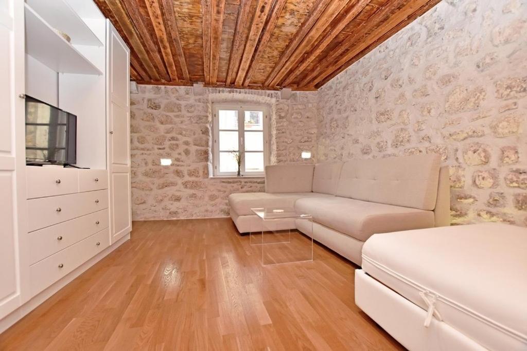 Pearl In The Heart Of Old Town On Belavista In Апартаменти